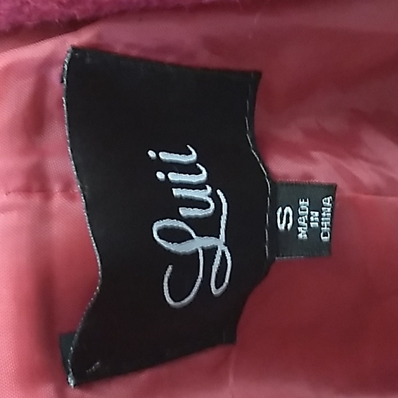 Luii ZIP FRONT FUSCHIA PONCHO SZ S FROM FOXWOOD RESORT/CASINO - Picture 9 of 14